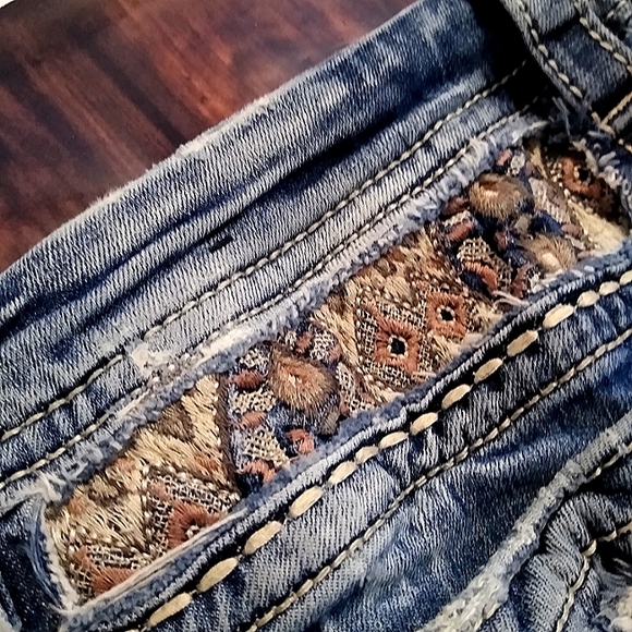 Like New Women's Miss Me Jeans - Picture 2 of 6